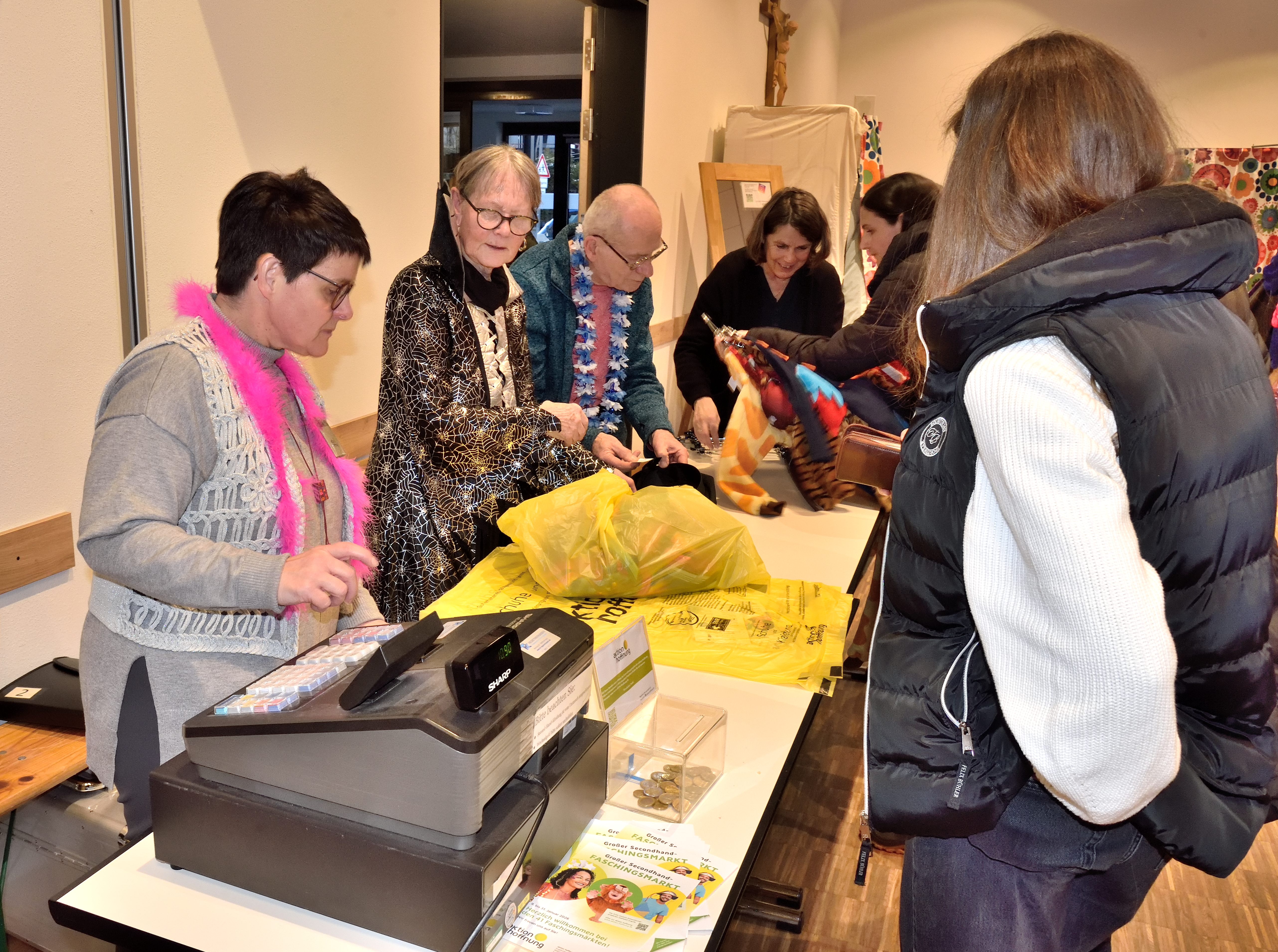 Anregendes Schwätzchen an der Kasse