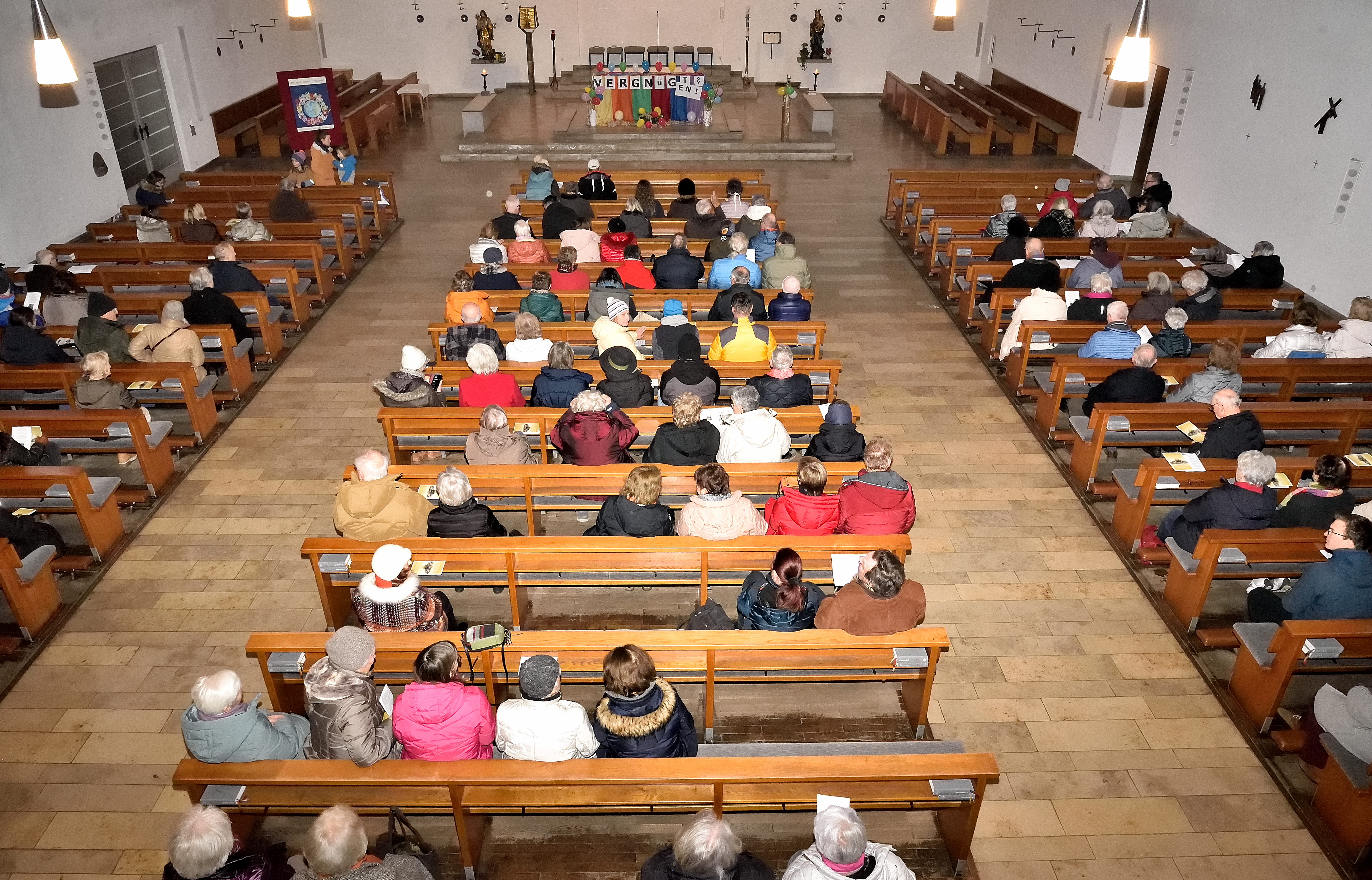 Ein großes Publikum lauscht der beschwipsten Orgel...