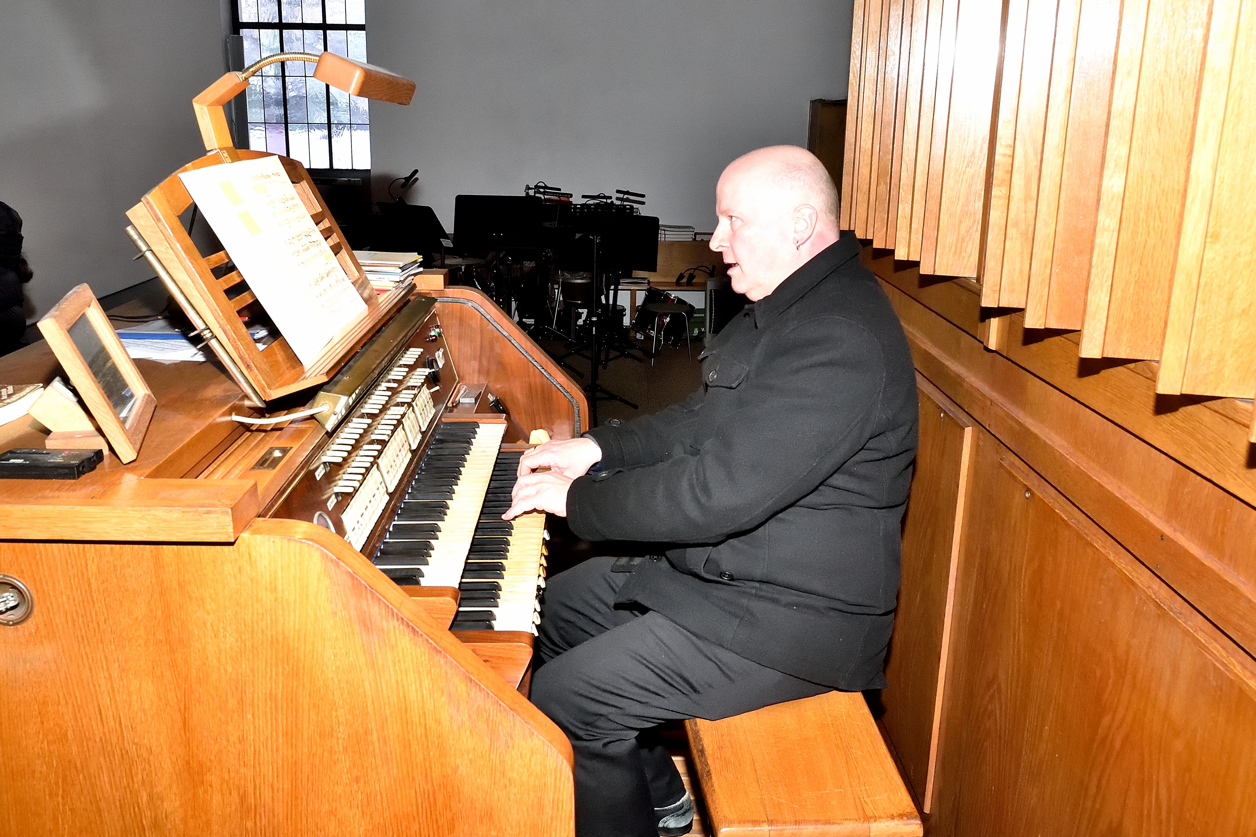 An der Orgel: Kirchenmusiker Herbert Weß