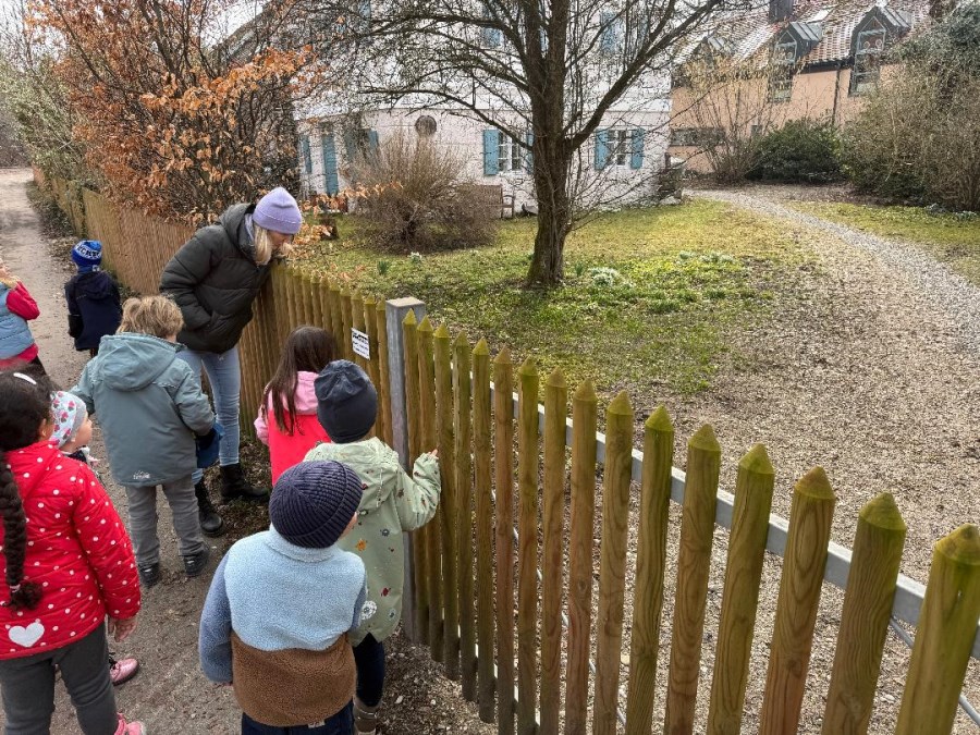 Kinder schauen in den Garten