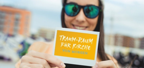 Junge Frau mit Sonnenbrille zeigt Traum-Raum-Kirche-Karte